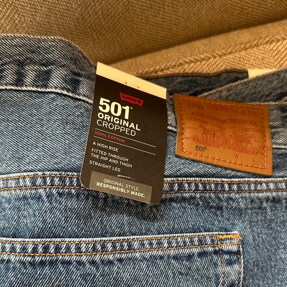 Levi’s women’s 501 original cropped jeans
Never been worn. New with tags